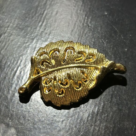 Vintage Signed AAI 2” Gold Tone Open Leaf Brooch - Picture 1 of 4